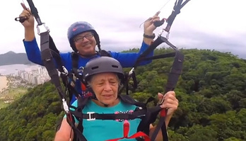 Vovó surfista de 82 anos realiza o sonho de voar de parapente (Reprodução)